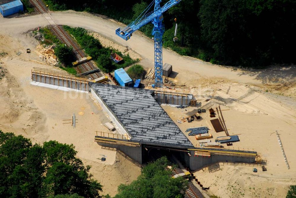 Luftaufnahme Rathenow / BRB - Bau von Brückensegmenten an der Bahnlinie Berlin-Rathenow am südöstlichen Stadtrand von Rathenow