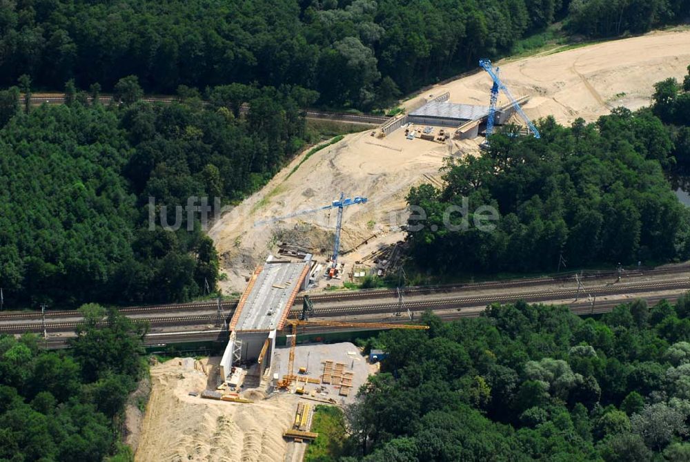 Rathenow / BRB von oben - Bau von Brückensegmenten an der Bahnlinie Berlin-Rathenow am südöstlichen Stadtrand von Rathenow