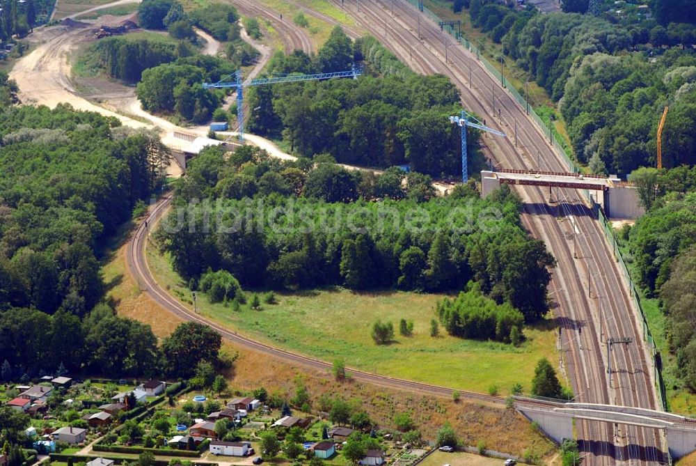 Rathenow / BRB aus der Vogelperspektive: Bau von Brückensegmenten an der Bahnlinie Berlin-Rathenow am südöstlichen Stadtrand von Rathenow