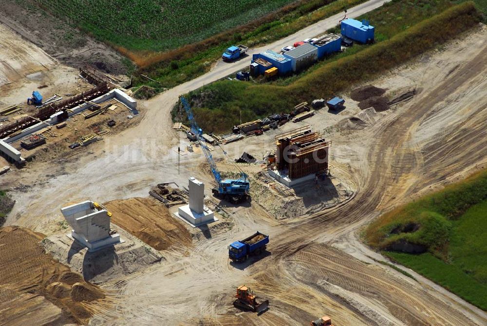 Luftbild Trebbin bei Schönhagen (BRB) - Bau von Brückensegmenten an der Ortsumgehung Trebbin-Süd durch die SCHÄLERBAU BERLIN GmbH