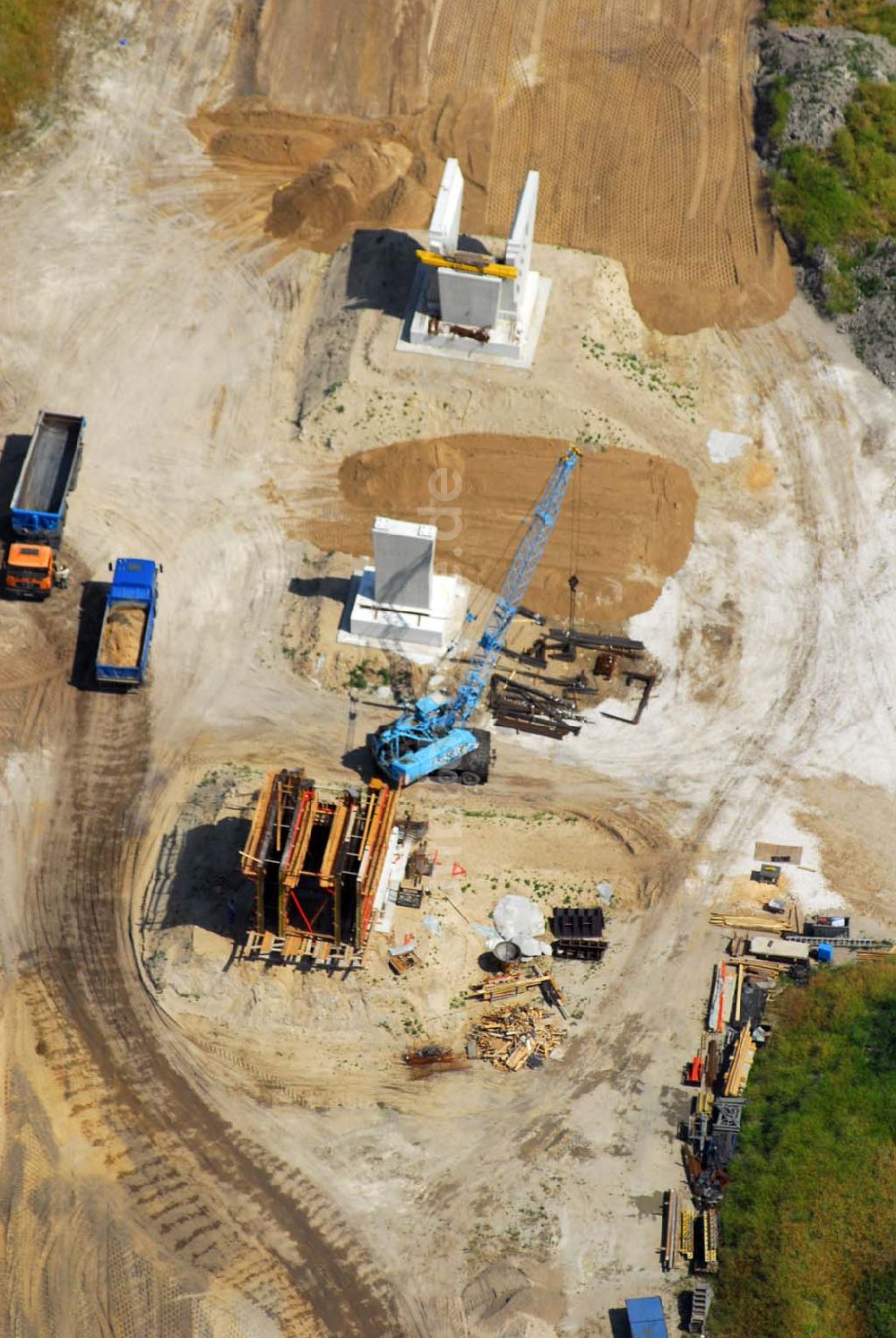 Luftaufnahme Trebbin bei Schönhagen (BRB) - Bau von Brückensegmenten an der Ortsumgehung Trebbin-Süd durch die SCHÄLERBAU BERLIN GmbH