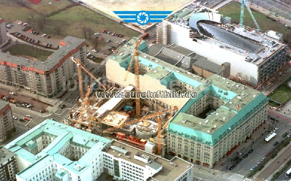 Berlin von oben - Bau der britischen Botschaft am Pariser Platz in Berlin-Mitte.