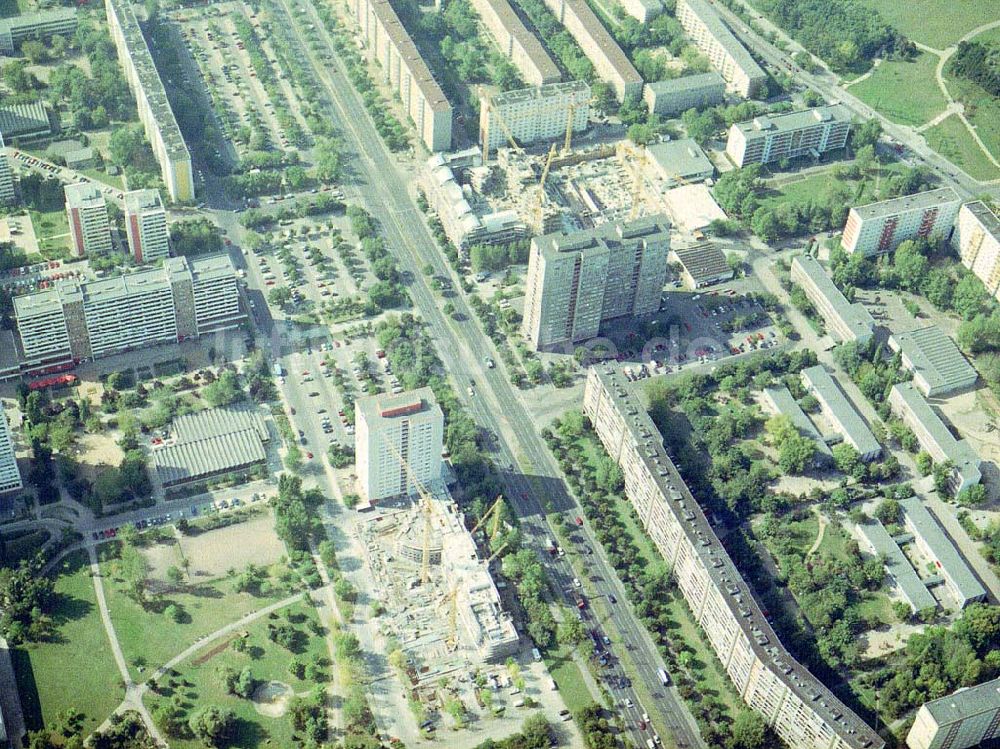 Luftbild Berlin - Lichtenberg - Bau eines Büro- und Geschäftscenters am Fennpfuhl in Berlin - Lichtenberg.