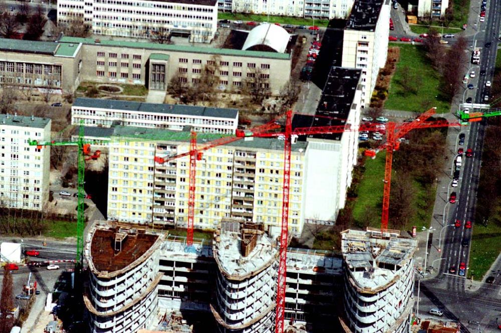 Berlin von oben - 29.03.1995 Bau Büro- und Geschäftshaus am S-Bahnhof Jannowitzbrücke