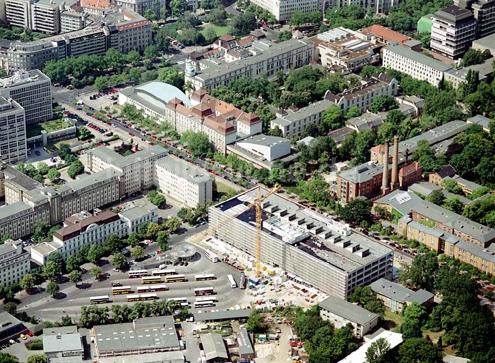 30.06.2003 von oben - Bau eines Büro- und Geschäftshaus am BVG- Busbahnhof nahe dem Bahnhof Zoologischer Garten in Berlin- Charlottenburg