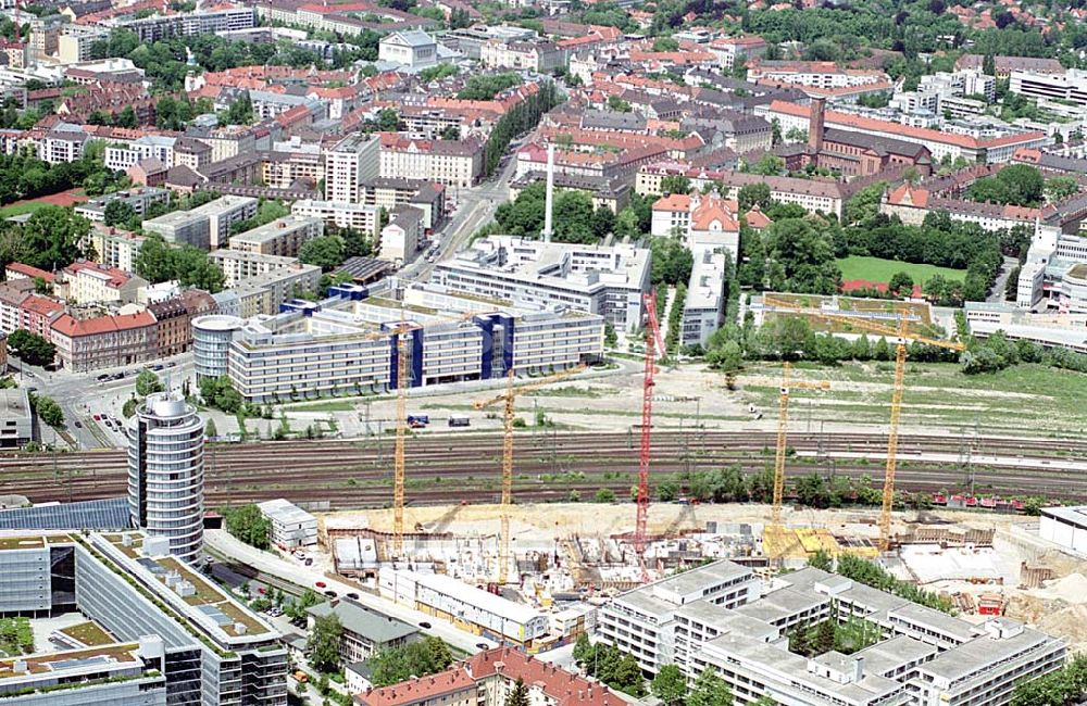 Luftaufnahme München/ Bayern - Bau eines Büro- und Geschäftshaus gegenüber der Bahnlinie im Bereich Grillparzer Str. München- Haidhausen.