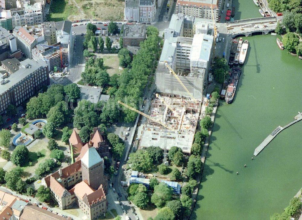 Luftbild Berlin - Bau eines Büro- und Geschäftshauses Museum am Kölnischen Park in Berlin-Mitte.