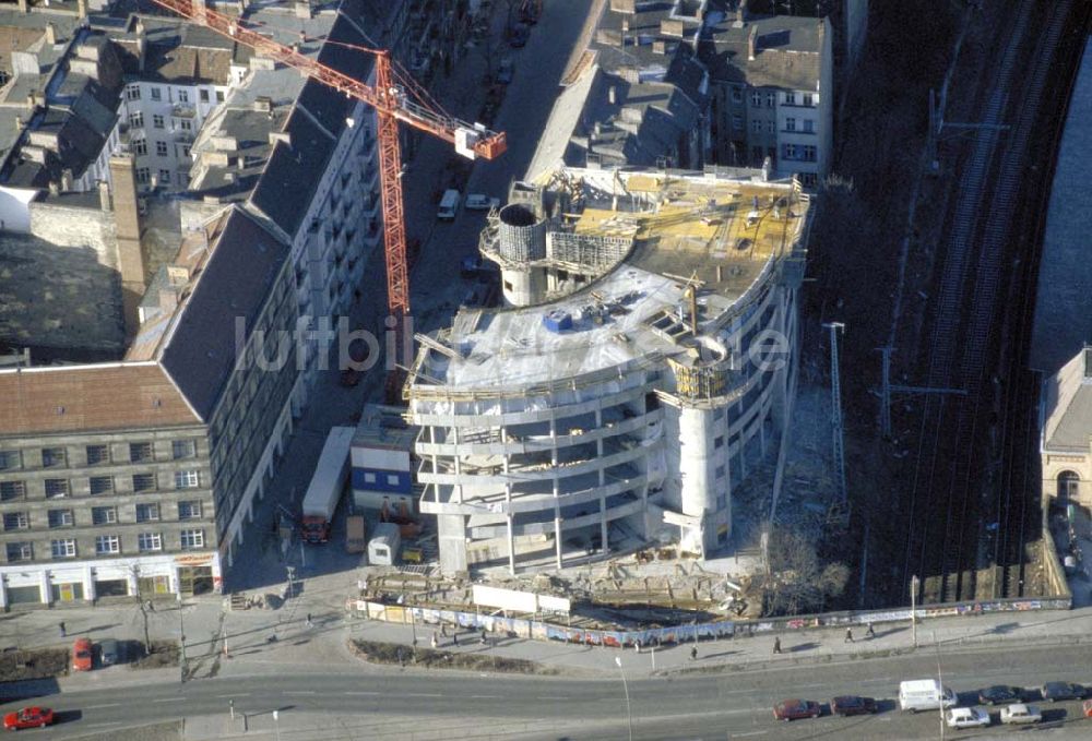 Luftbild Berlin - PRENZLAUER BERG - Bau eines Büro- und Geschäftshauses an der Prenzlauer Allee in Berlin-Prenzlauer Berg. 1995