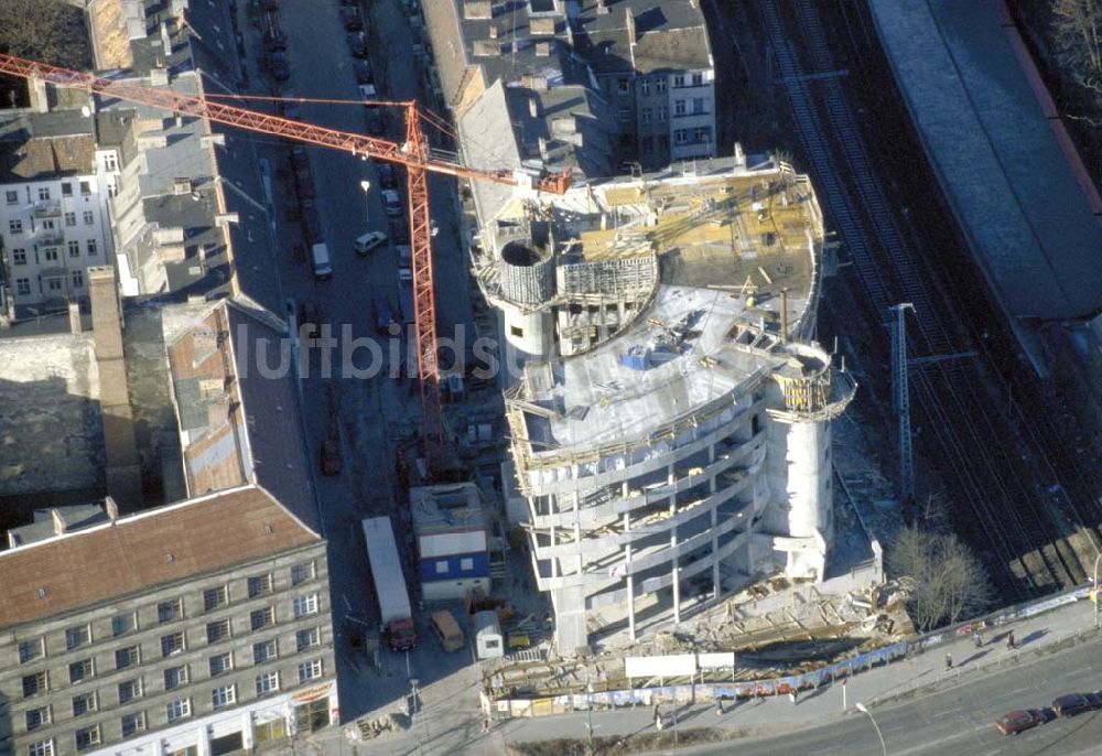 Luftaufnahme Berlin - PRENZLAUER BERG - Bau eines Büro- und Geschäftshauses an der Prenzlauer Allee in Berlin-Prenzlauer Berg. 1995