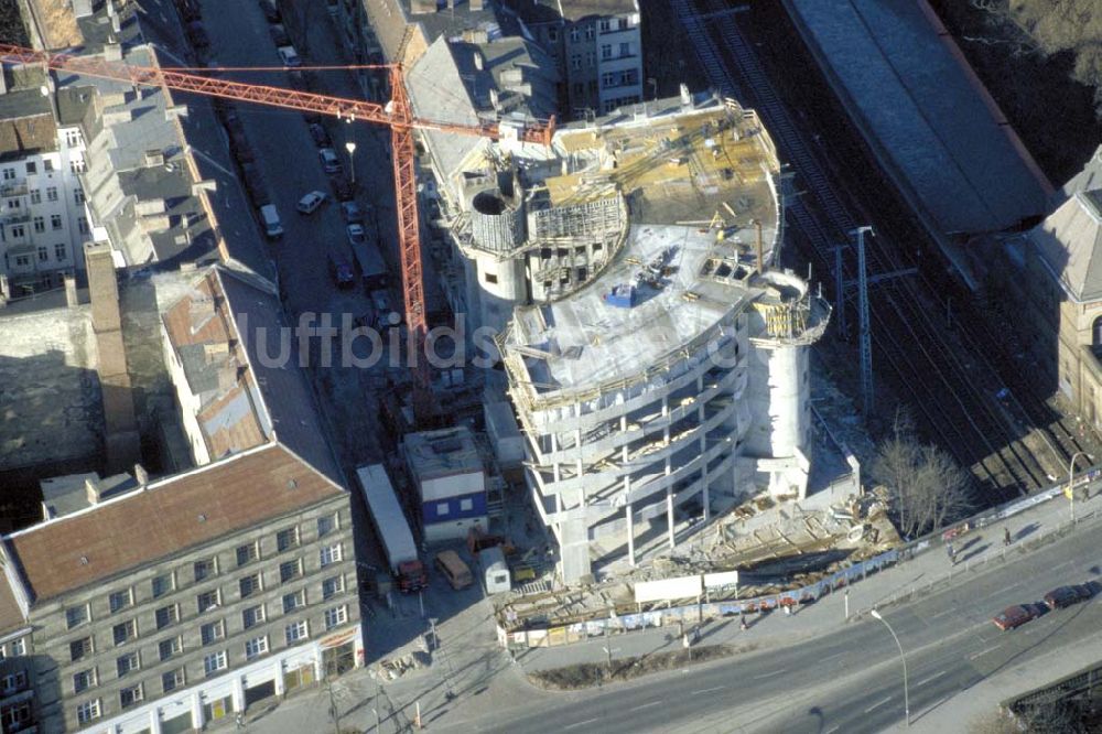 Berlin - PRENZLAUER BERG von oben - Bau eines Büro- und Geschäftshauses an der Prenzlauer Allee in Berlin-Prenzlauer Berg. 1995