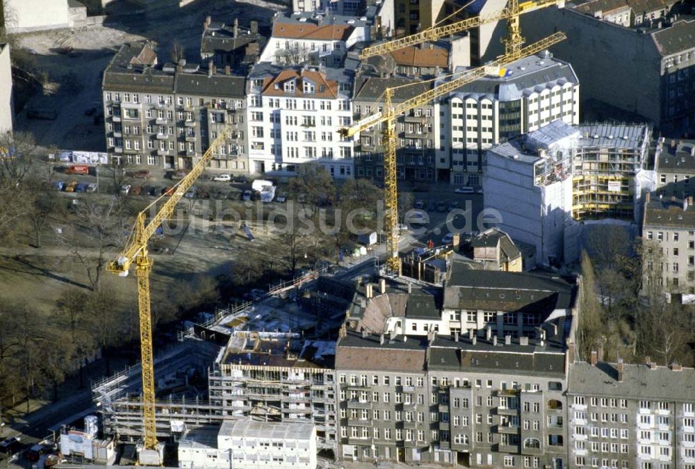 Berlin - PRENZLAUER BERG aus der Vogelperspektive: Bau eines Büro- und Geschäftshauses an der Prenzlauer Allee in Berlin-Prenzlauer Berg. 1995