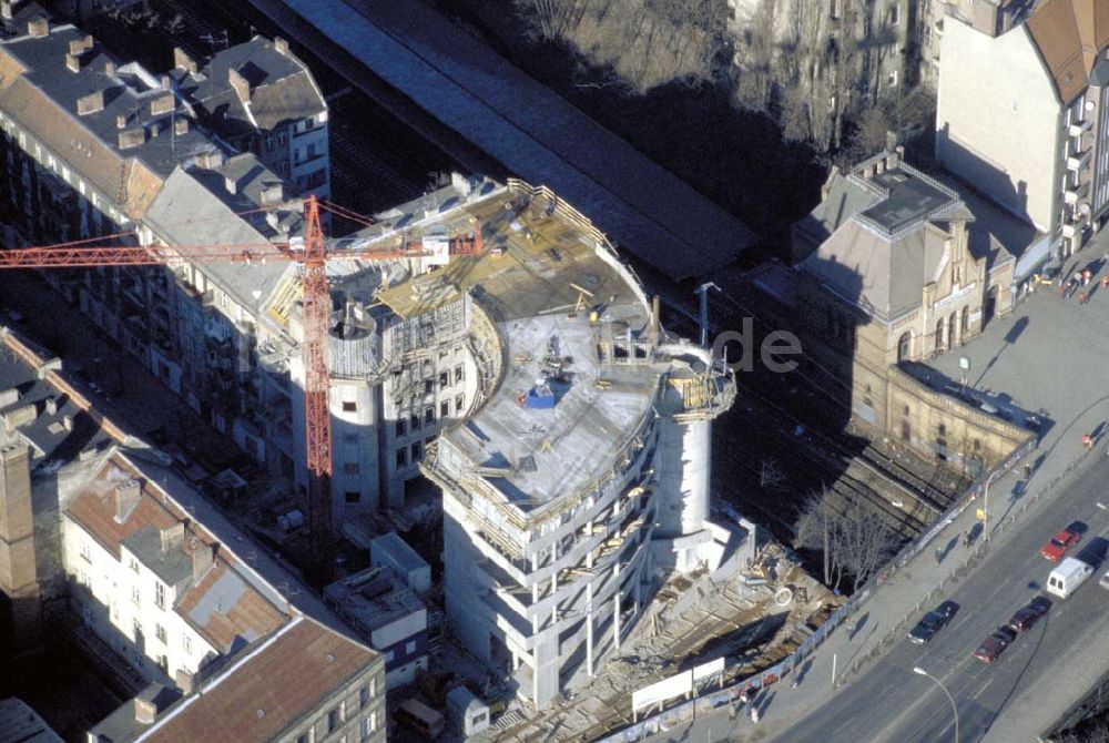 Berlin - PRENZLAUER BERG von oben - Bau eines Büro- und Geschäftshauses an der Prenzlauer Allee in Berlin-Prenzlauer Berg. 1995