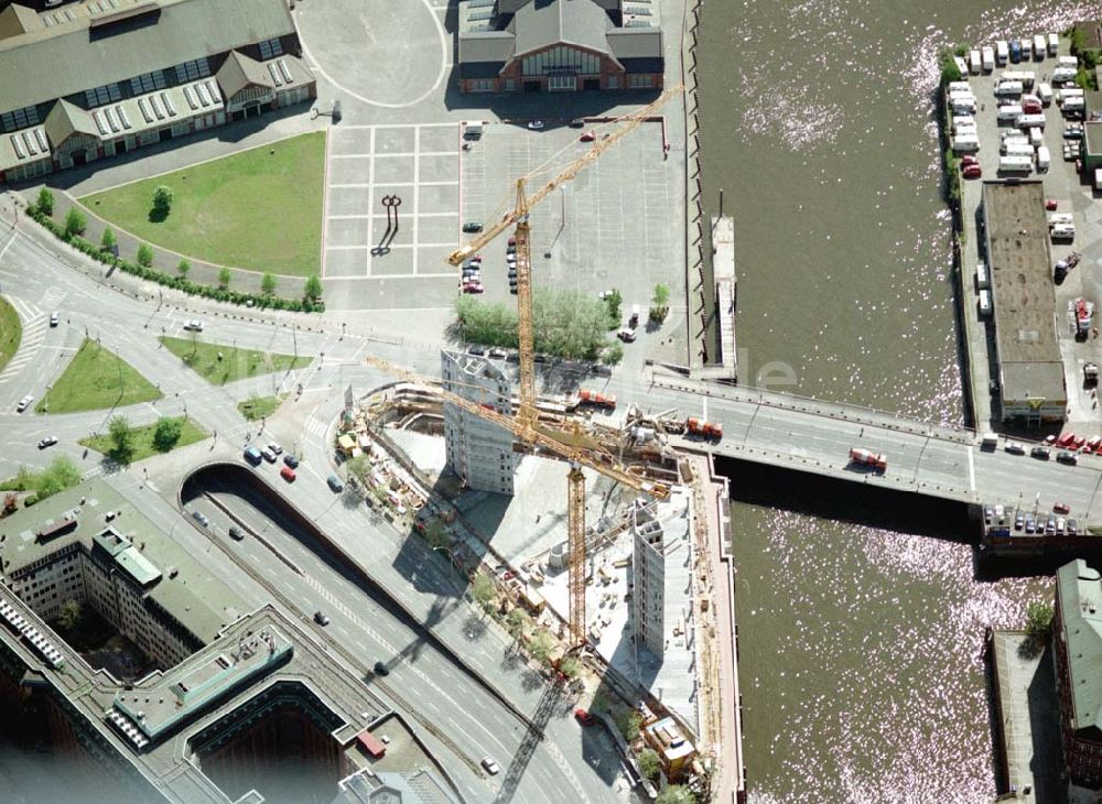 Hamburg von oben - Bau eines Büro- und Geschäftshauses an den Speichern der Hamburger Altstadt durch die Firma IMBAU.