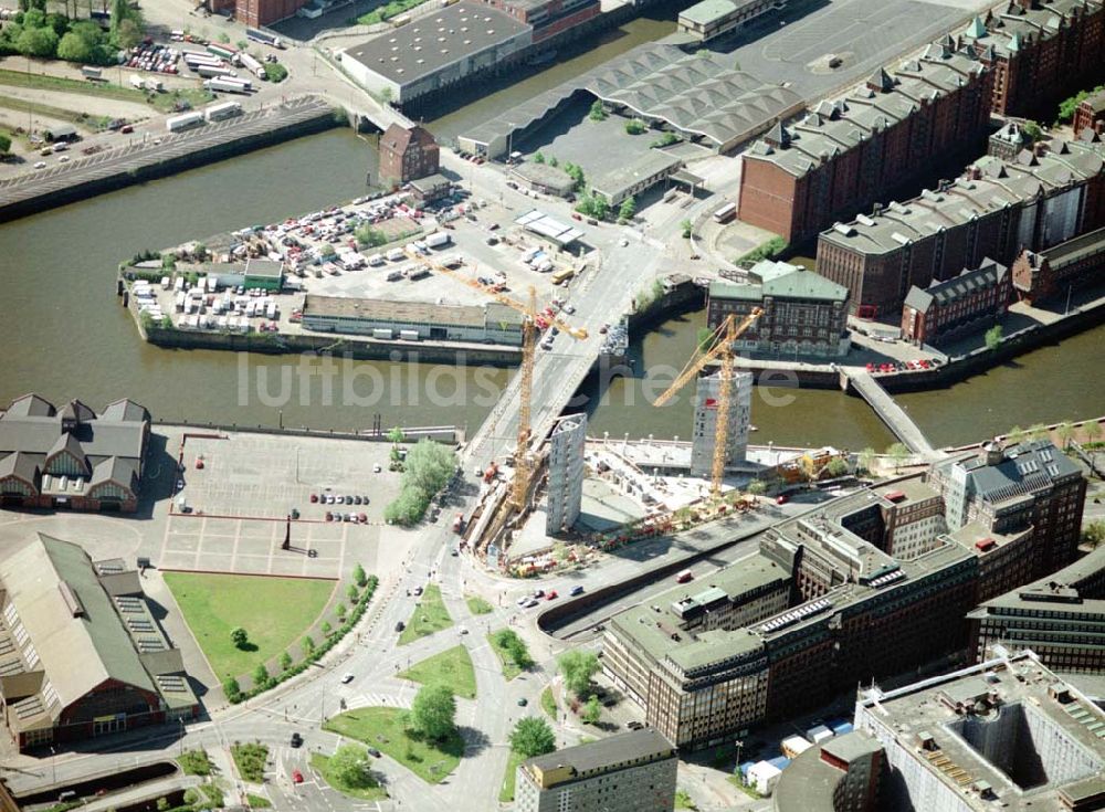 Hamburg von oben - Bau eines Büro- und Geschäftshauses an den Speichern der Hamburger Altstadt durch die Firma IMBAU.