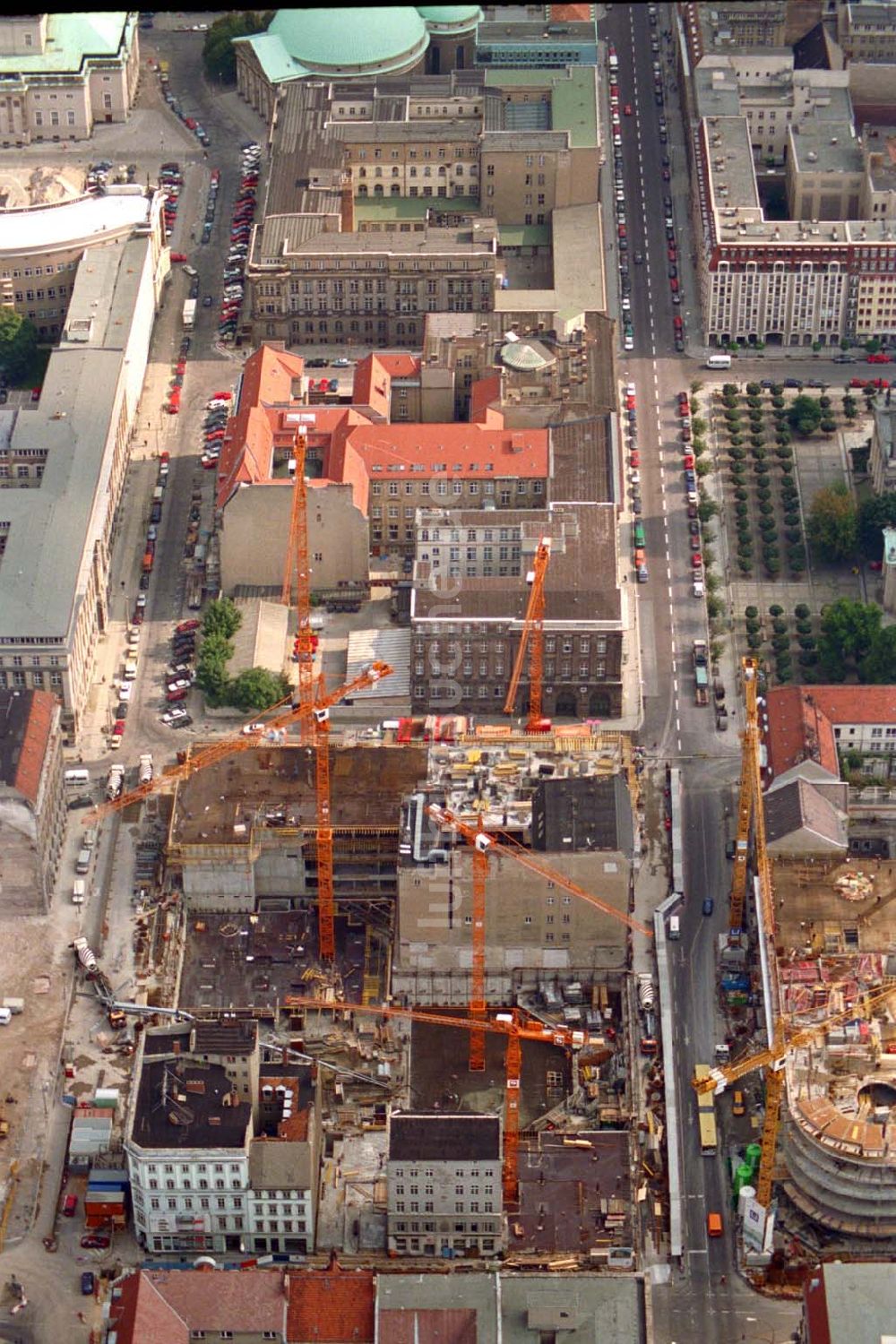 Berlin aus der Vogelperspektive: Bau von Büro- und Geschäftshäuser an der Friedrichstrasse Ecke Tauben-Strasse ind Berlin Mitte.