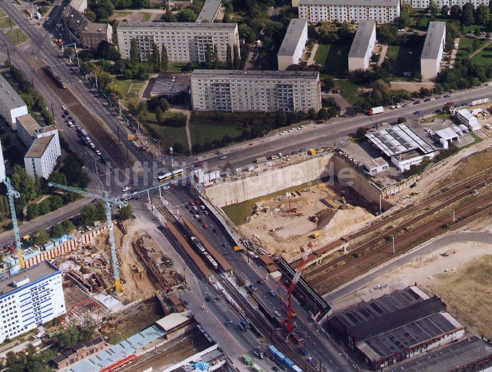 Berlin - Lichtenberg aus der Vogelperspektive: Bau des Büro- und Geschäftskomplexes Storkower Arkaden an der Landsberger Allee / Ecke Storkower Straße