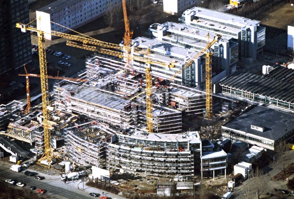 Berlin-Lichtenberg aus der Vogelperspektive: Bau des Büro- und Gewerbekomplexes Storkower Bogen an der Storkower Straße in Berlin-Lichtenberg.