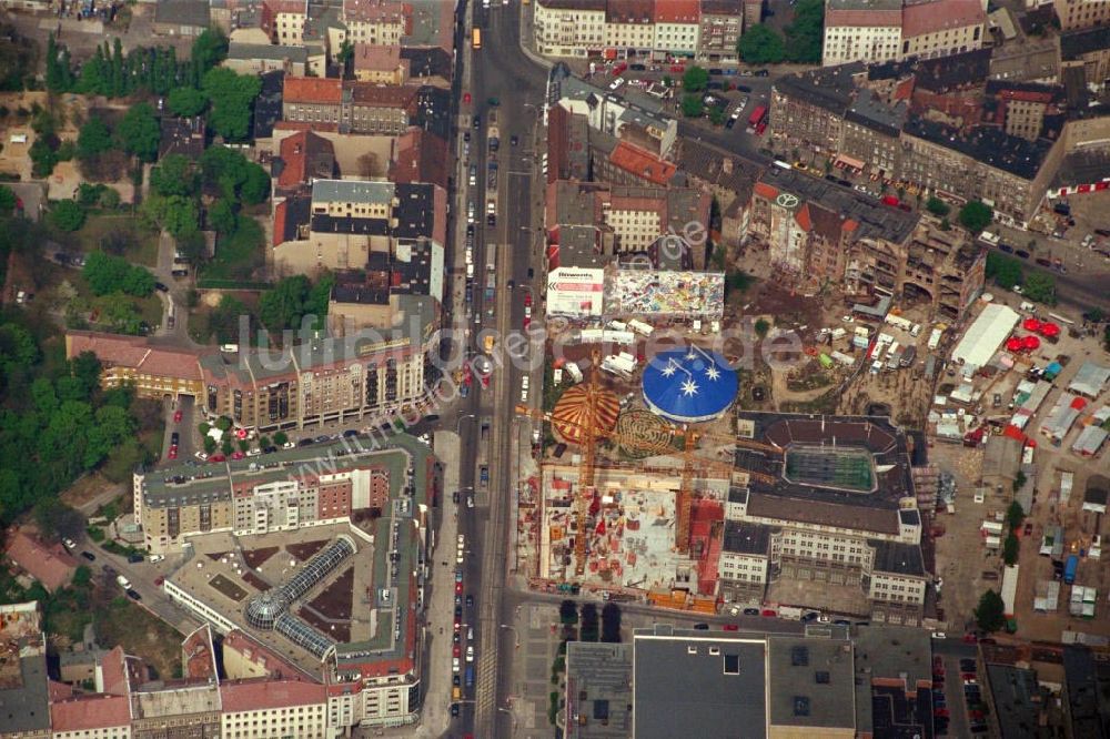 Berlin aus der Vogelperspektive: Bau eines Bürogebäudes in Berlin Mitte. Friedrichstrasse Ecke Oranienburger. Datum: 1995