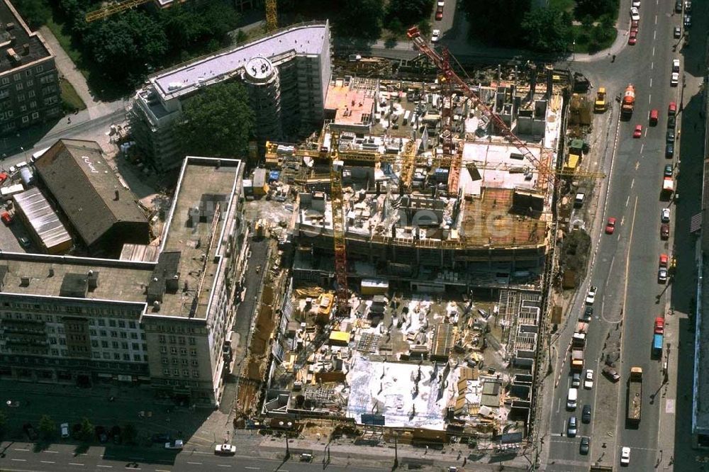 Luftaufnahme Berlin - Bau des Bürohauses an der Karl-Marx-Allee / Ecke Straße der Pariser Kommune