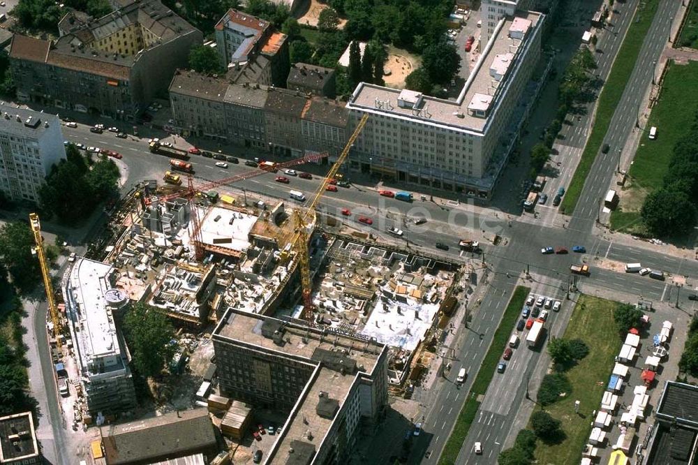 Berlin von oben - Bau des Bürohauses an der Str. d. Pariser Kommune