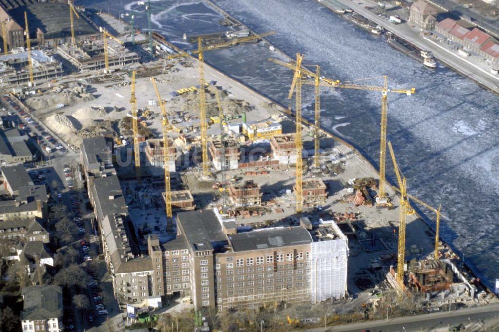 Luftaufnahme Berlin - TREPTOW - Bau des Bürokomplexes Treptower an der Elsenbrücke in Berlin-Treptow. 1995