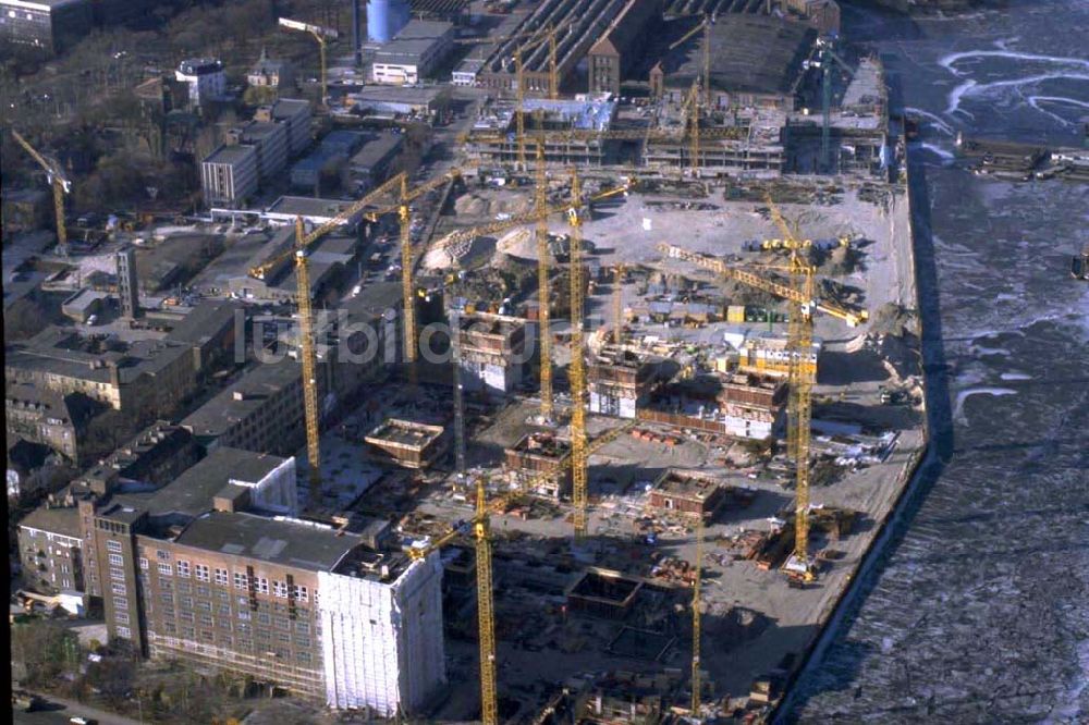 Berlin / Treptow von oben - Bau des Bürokomplexes Treptower an der Elsenbrücke in Berlin-Treptow. Datum: 24.02.1996