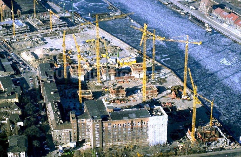 Luftbild Berlin / Treptow - Bau des Bürokomplexes Treptower an der Elsenbrücke in Berlin-Treptow. Datum: 24.02.1996