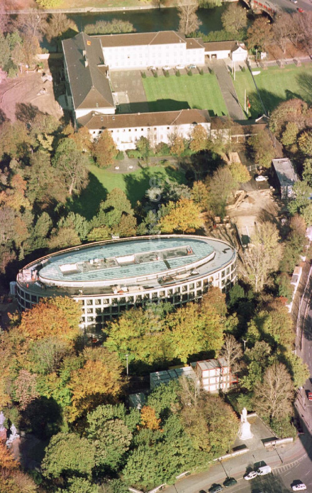 Luftaufnahme Berlin - Tiergarten - Bau des Bundespräsidialamtes am Schloß Bellevue im Berliner Tiergarten.