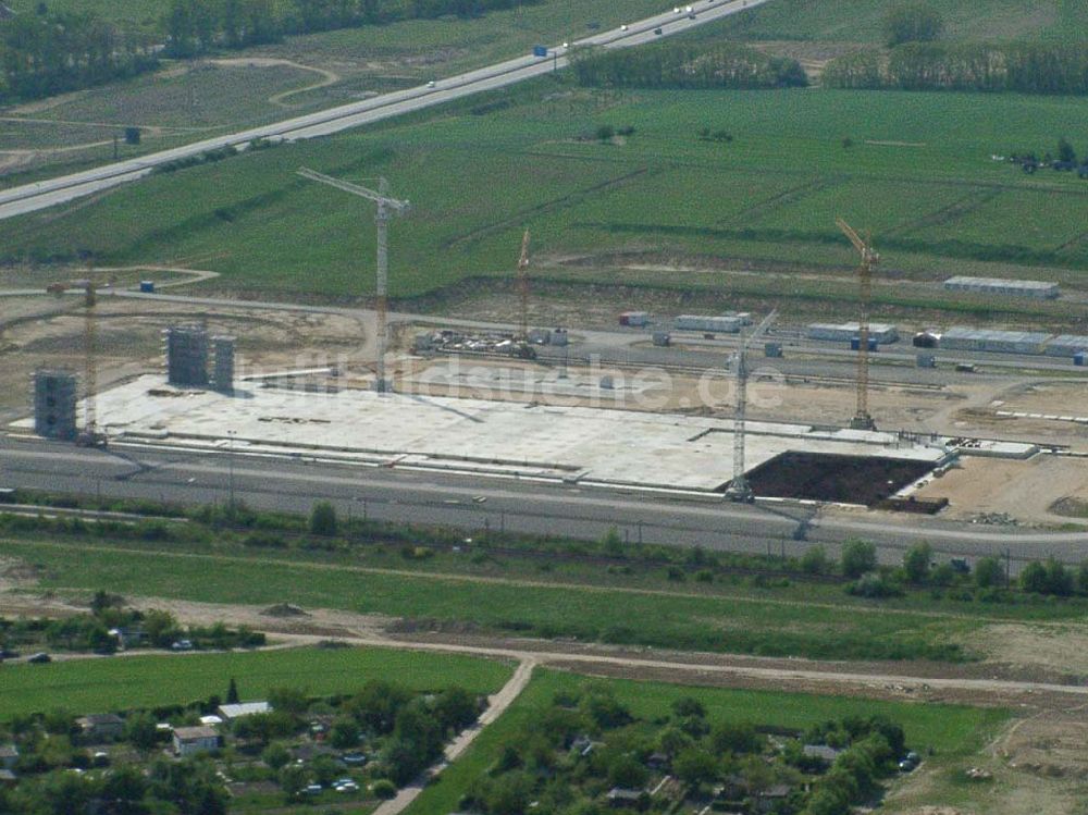 Frankfurt / Oder aus der Vogelperspektive: Bau der Chipfabrik in Frankfurt / Oder an der Autobahn.