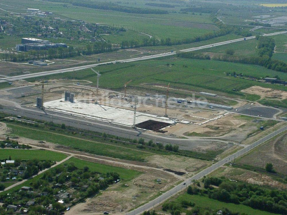 Luftbild Frankfurt / Oder - Bau der Chipfabrik in Frankfurt / Oder an der Autobahn.