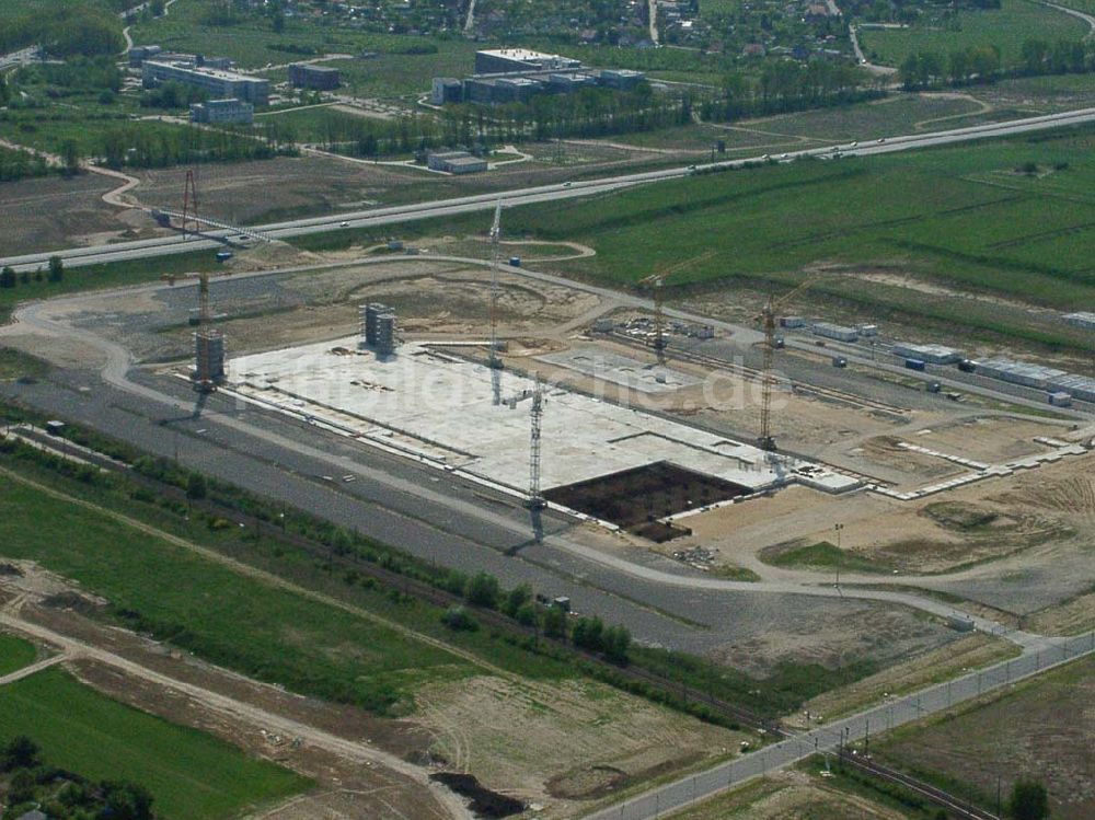 Luftaufnahme Frankfurt / Oder - Bau der Chipfabrik in Frankfurt / Oder an der Autobahn.