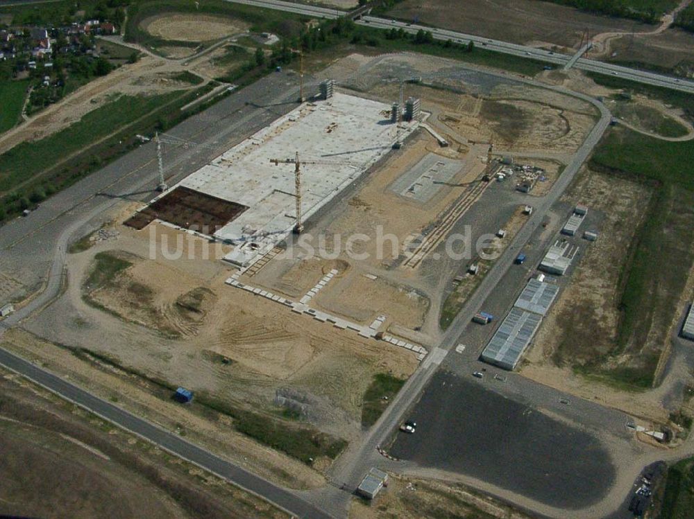 Luftbild Frankfurt / Oder - Bau der Chipfabrik in Frankfurt / Oder an der Autobahn.