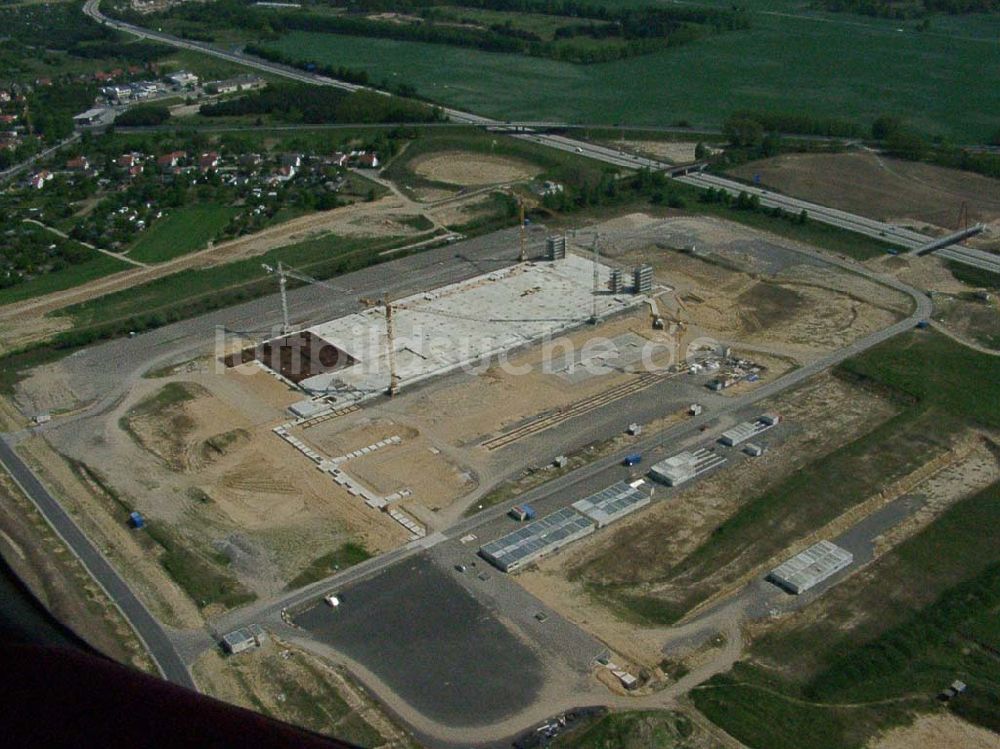 Luftaufnahme Frankfurt / Oder - Bau der Chipfabrik in Frankfurt / Oder an der Autobahn.