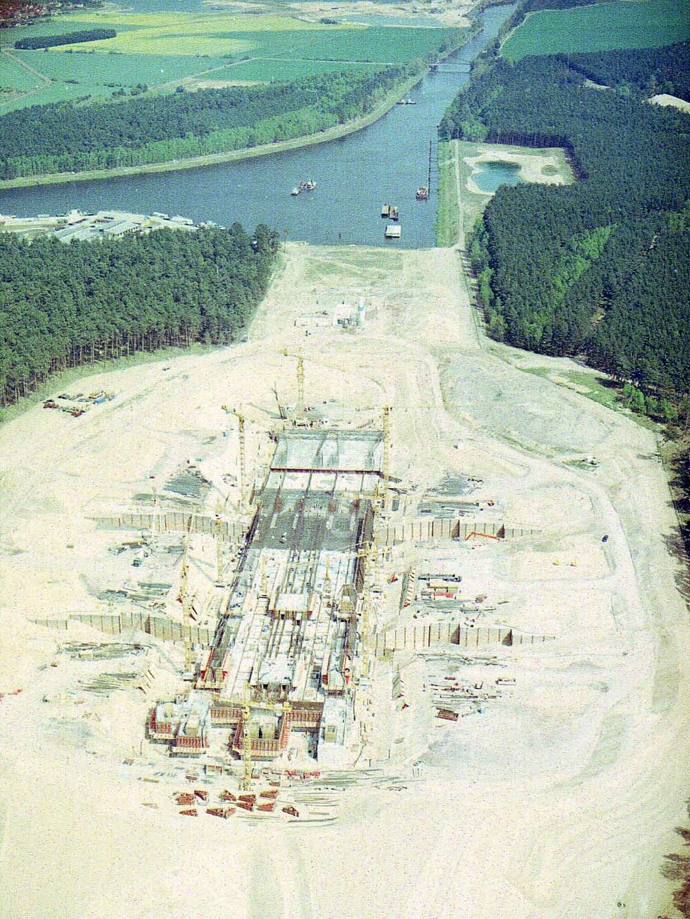 Luftbild Hohenwarthe - Bau der Doppelsparschleuse Hohenwarthe am Elbe - Havel - Kanal vor dem Wasserstraßenkreuz Magdeburg