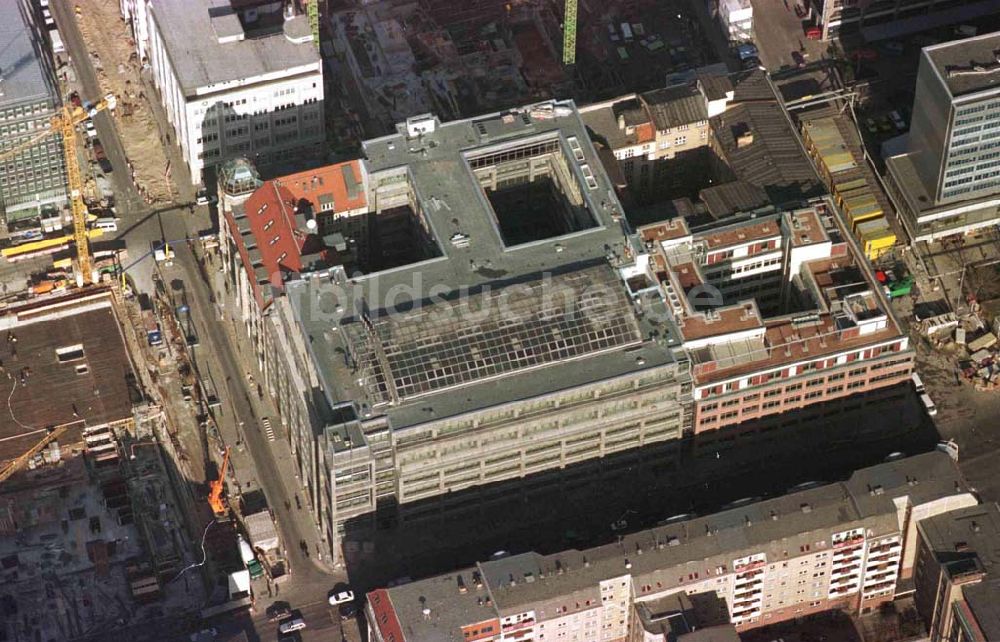 Berlin aus der Vogelperspektive: Bau des ECE-Bürohauses an der Friedrichstraße / Leipziger Straße