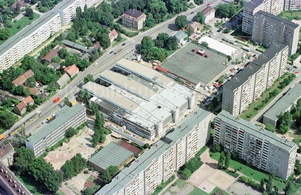 Luftaufnahme Berlin - Hohenschönhausen - Bau des Einkaufs- und Dienstleistungszentrums Storchenhof der MÜBAU AG an der Hauptstraße in Berlin - Hohenschönhausen