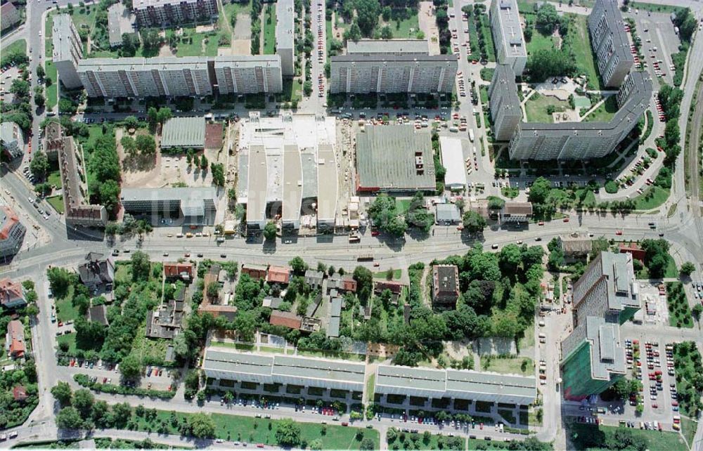 Berlin - Hohenschönhausen von oben - Bau des Einkaufs- und Dienstrleistungszentrums Storchenhof der MÜBAU AG an der Hauptstraße in Berlin - Hohenschönhausen