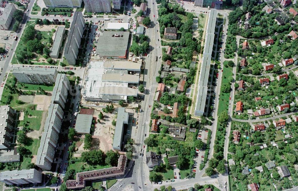 Berlin - Hohenschönhausen aus der Vogelperspektive: Bau des Einkaufs- und Dienstrleistungszentrums Storchenhof der MÜBAU AG an der Hauptstraße in Berlin - Hohenschönhausen