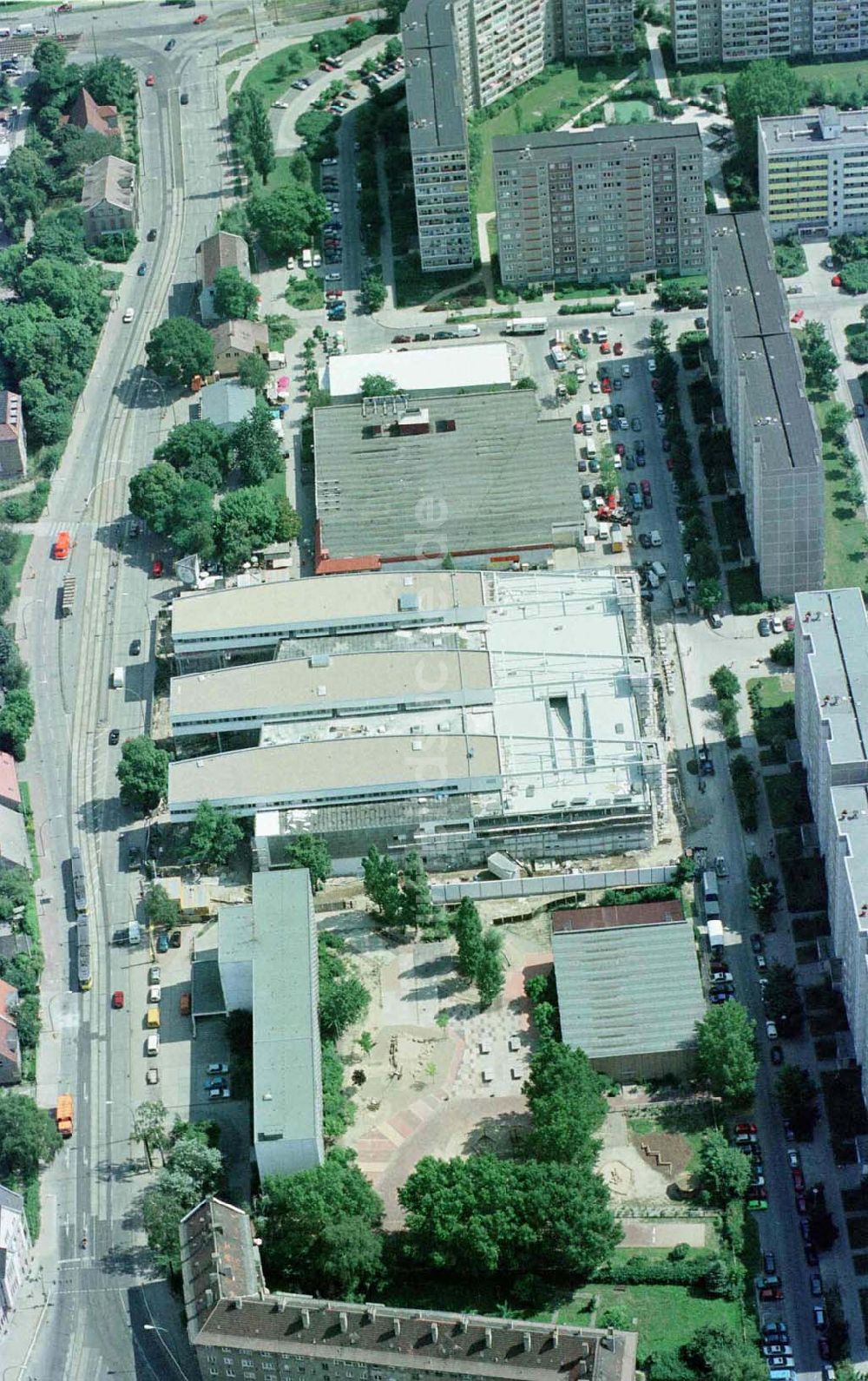 Luftaufnahme Berlin - Hohenschönhausen - Bau des Einkaufs- und Dienstrleistungszentrums Storchenhof der MÜBAU AG an der Hauptstraße in Berlin - Hohenschönhausen