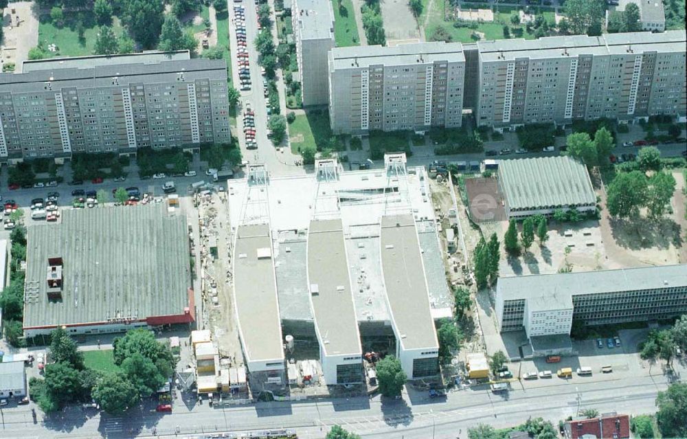 Berlin - Hohenschönhausen aus der Vogelperspektive: Bau des Einkaufs- und Dienstrleistungszentrums Storchenhof der MÜBAU AG an der Hauptstraße in Berlin - Hohenschönhausen