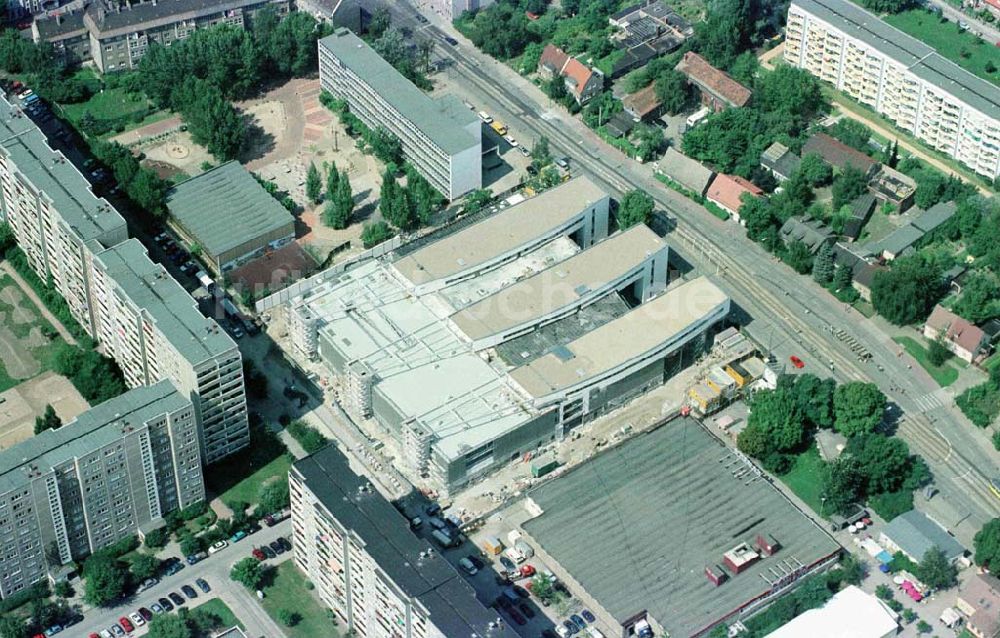 Luftaufnahme Berlin - Hohenschönhausen - Bau des Einkaufs- und Dienstrleistungszentrums Storchenhof der MÜBAU AG an der Hauptstraße in Berlin - Hohenschönhausen