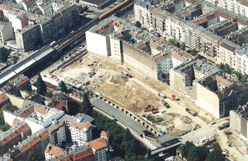 Luftaufnahme Berlin-Prenzlauer berg - Bau des Einkaufs- und Geschäftszentrums am S-Bahnhof Schönhauser Allee