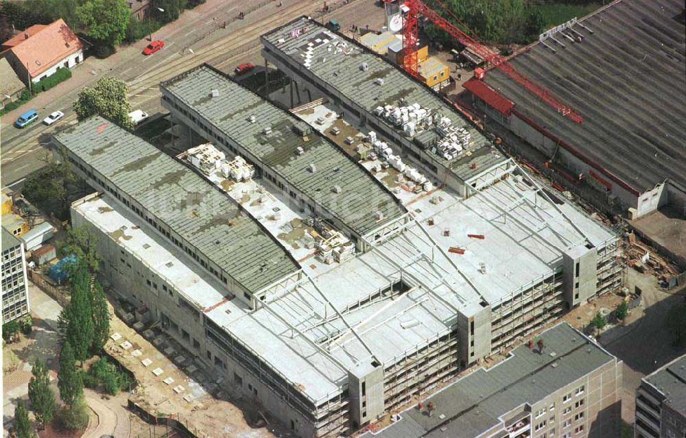 Berlin - Hohenschönhausen aus der Vogelperspektive: Bau des Einkaufs- und Gewerbezentrums Storchenhof der MÜBAU AG München an der Hauptstraße in Berlin-Hohenschönhausen / Leuenberger Straße