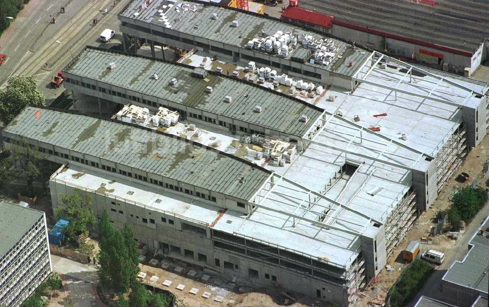 Luftbild Berlin - Hohenschönhausen - Bau des Einkaufs- und Gewerbezentrums Storchenhof der MÜBAU AG München an der Hauptstraße in Berlin-Hohenschönhausen / Leuenberger Straße