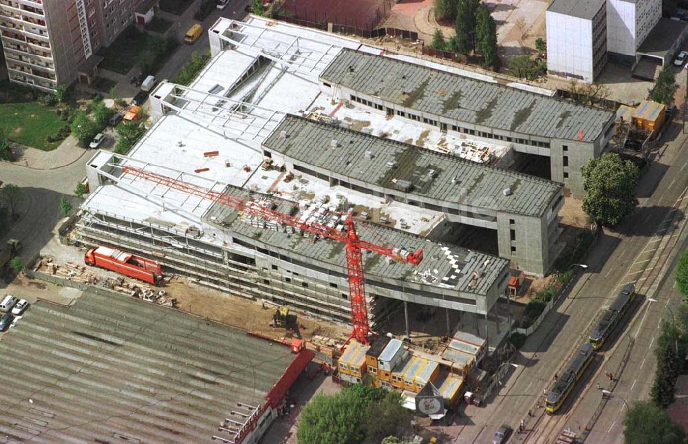 Luftaufnahme Berlin - Hohenschönhausen - Bau des Einkaufs- und Gewerbezentrums Storchenhof der MÜBAU AG München an der Hauptstraße in Berlin-Hohenschönhausen / Leuenberger Straße