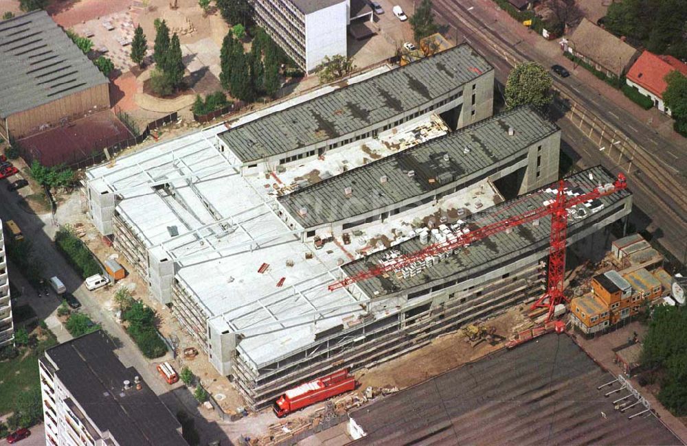 Berlin - Hohenschönhausen aus der Vogelperspektive: Bau des Einkaufs- und Gewerbezentrums Storchenhof der MÜBAU AG München an der Hauptstraße in Berlin-Hohenschönhausen / Leuenberger Straße