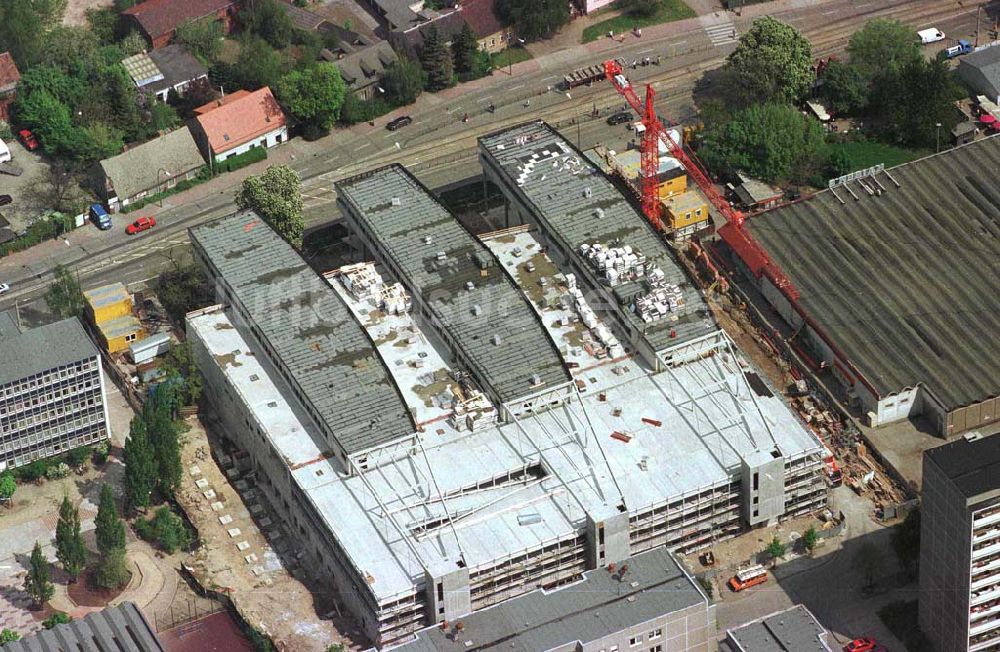 Luftbild Berlin - Hohenschönhausen - Bau des Einkaufs- und Gewerbezentrums Storchenhof der MÜBAU AG München an der Hauptstraße in Berlin-Hohenschönhausen / Leuenberger Straße