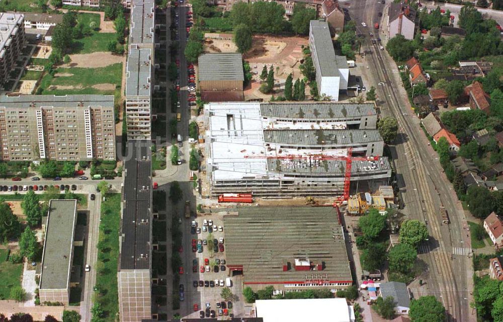 Luftaufnahme Berlin - Hohenschönhausen - Bau des Einkaufs- und Gewerbezentrums Storchenhof der MÜBAU AG München an der Hauptstraße in Berlin-Hohenschönhausen / Leuenberger Straße