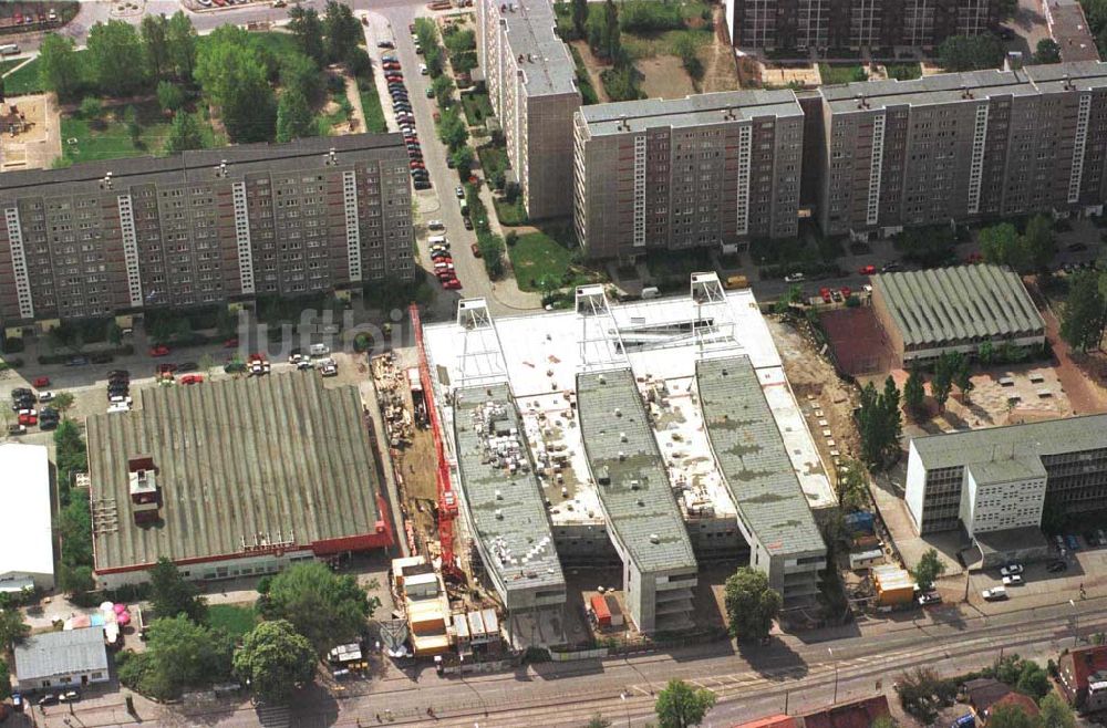 Luftbild Berlin - Hohenschönhausen - Bau des Einkaufs- und Gewerbezentrums Storchenhof der MÜBAU AG München an der Hauptstraße in Berlin-Hohenschönhausen / Leuenberger Straße