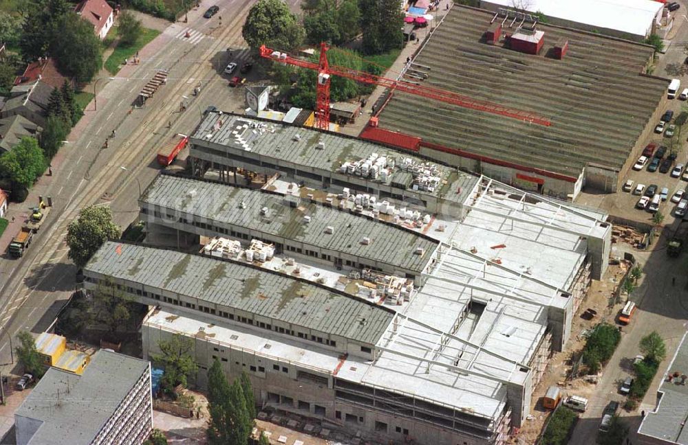 Berlin - Hohenschönhausen aus der Vogelperspektive: Bau des Einkaufs- und Gewerbezentrums Storchenhof der MÜBAU AG München an der Hauptstraße in Berlin-Hohenschönhausen / Leuenberger Straße